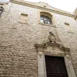 Per immergerci nella storia di Bari, raggiungiamo  strada del Carmine, pittoresca viuzza che si snoda tra la Basilica e la Cattedrale. A pochi metri da quest�ultima, sulla destra, si staglia la chiesa del Carmine